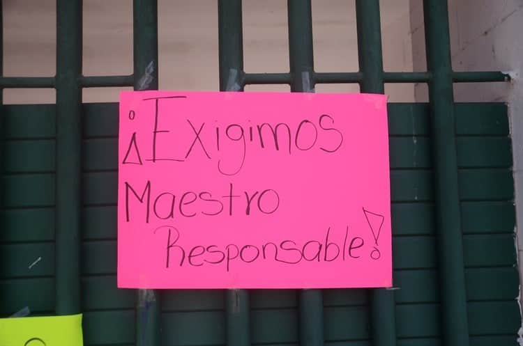 Padres y alumnos toman secundaria en Hacienda de Sotavento, Veracruz