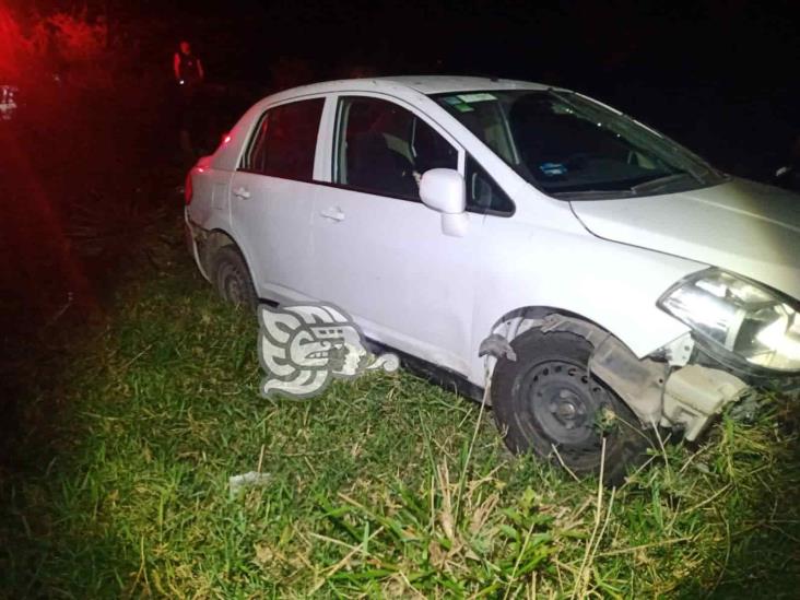 Tras accidente, dejan automóvil abandonado en la carretera Misantla-Vega de Alatorre