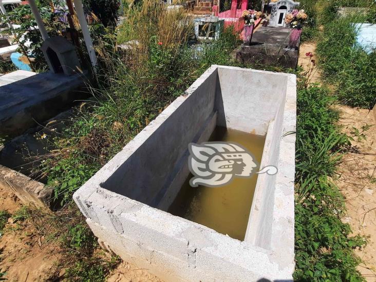 Panteón de Agua Dulce, un criadero de dengue