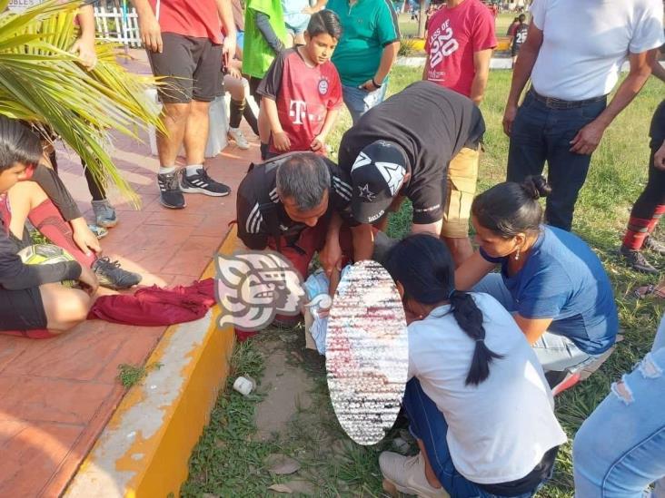 Menor sufre accidente en campo de fútbol de Vega de Alatorre