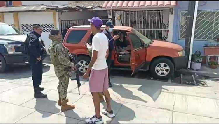 Conductora en aparente estado de ebriedad choca contra poste en Veracruz