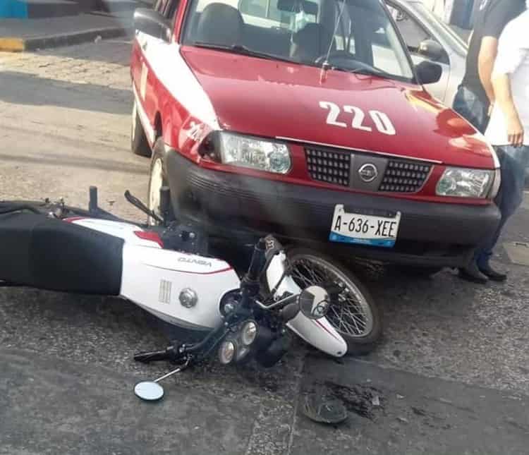 Motociclista resulta lesionado tras chocar contra taxi en Huatusco