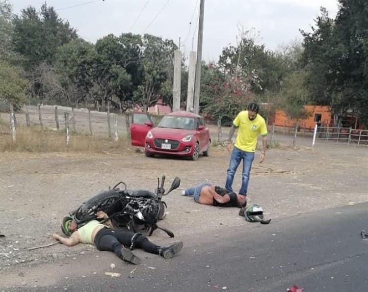 Motociclista se estrella contra auto antes de llegar a la Tinaja