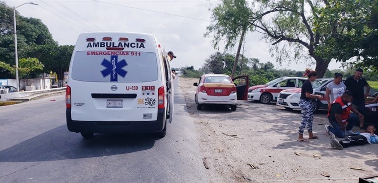 Repartidor de comida se accidenta en la carretera a Cosamaloapan