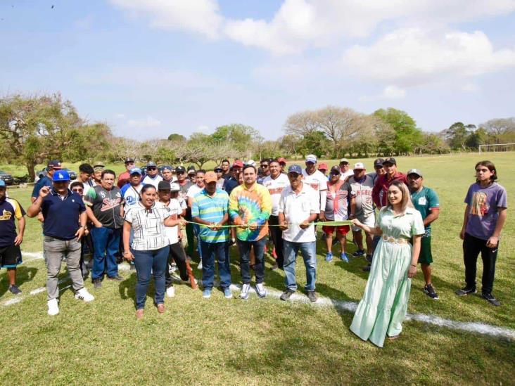 Alcalde inaugura la Liga de béisbol playero “León Infanzón Chávez”, en Medellín