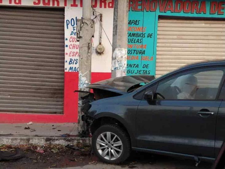 Choca contra poste y abandona su vehículo en Veracruz