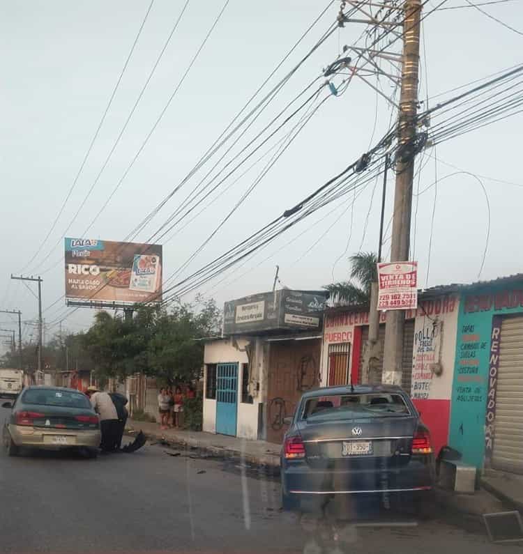 Choca contra poste y abandona su vehículo en la prolongación J. B. Lobos, en Veracruz