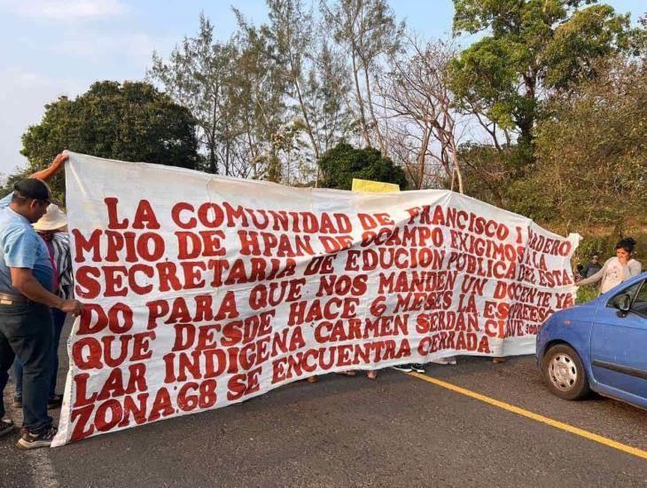 Bloquean carretera Costera del Golfo; exigen maestros en escuela indígena