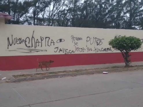 Grafitean barda de secundaria en Coatzacoalcos con insignias de grupos criminales