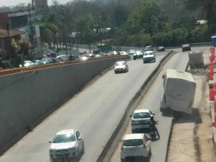 Autobús cae en zanja de obras en Xalapa