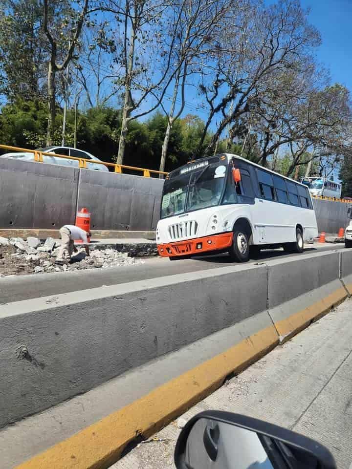 Autobús de Miradores del Mar cae en zanja de obras en Xalapa