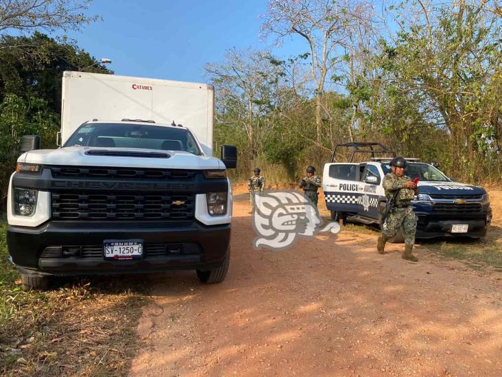 Roban, vacían y abandonan camioneta en Acayucan 