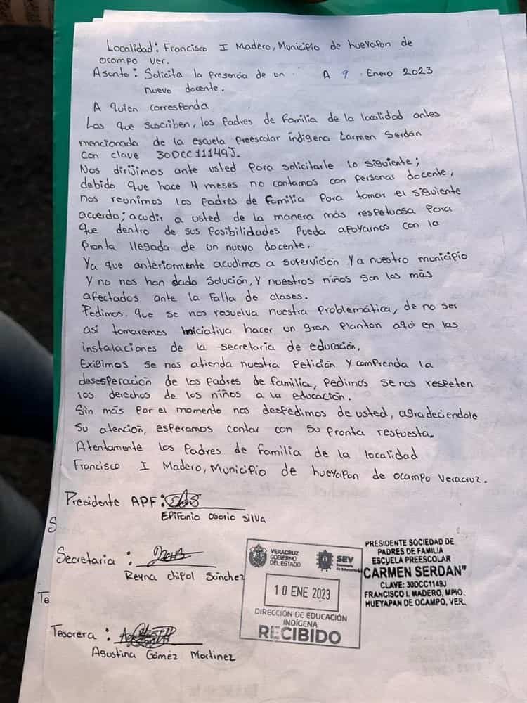 Bloquean carretera Costera del Golfo; exigen maestros en escuela indígena