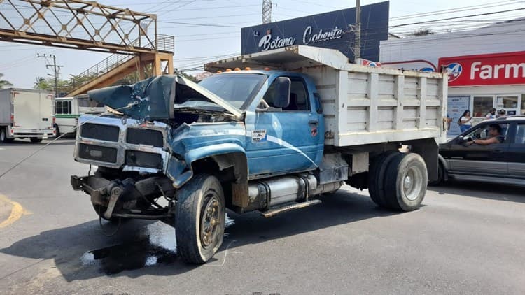 Torton se impacta contra camión de pasaje en la carretera Veracruz – Xalapa