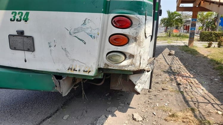 Torton se impacta contra camión de pasaje en la carretera Veracruz – Xalapa