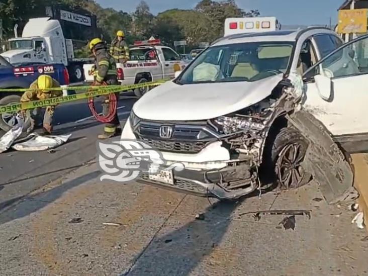 Muere taxista al chocar con una camioneta en Xalapa
