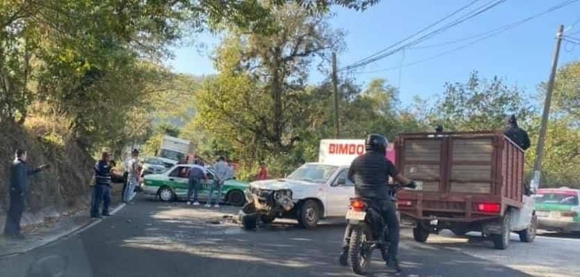 Cuatro lesionados deja choque de taxi y camioneta en Jilotepec