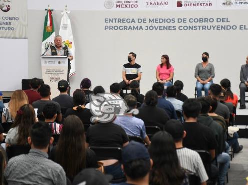 Entregan medios de cobro del programa Jóvenes construyendo el futuro en Xalapa (+Video)
