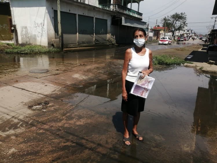 Sin solución en colonia de Coatzacoalcos; 8 años entre aguas negras (+Vídeo)