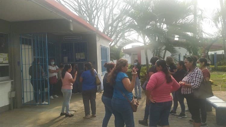 Se manifiestan padres de familia del CBTIS 79 en Veracruz; exigen maestro de contabilidad