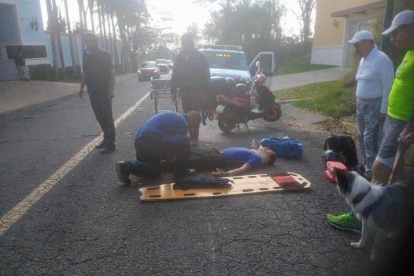 Motociclista derrapa al impactarse con un taxi en el bulevar de Xalapa
