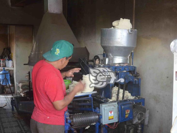 Carísima, por cierto; kilo de tortilla alcanza los 28 pesos en Agua Dulce