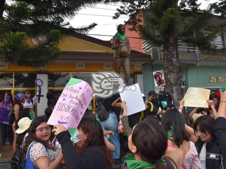 Con agua bendita, intenta proteger ‘monumento a la vida’ en Orizaba (+Video)