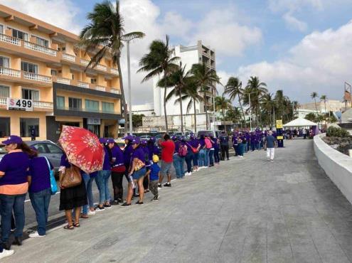 Mujeres realizan cadena tomadas de la mano en el bulevar Ávila Camacho de Veracruz (+Video)
