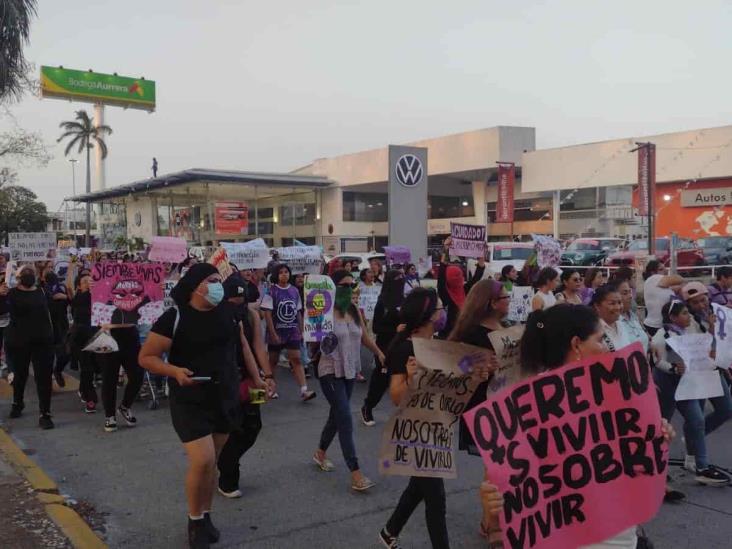 8M en Veracruz: Marchan mujeres del centro al bulevar (en vivo)