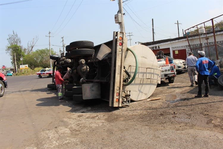 Vuelca pipa de agua al chocar con un tractocamión sobre la carretera Veracruz - Xalapa