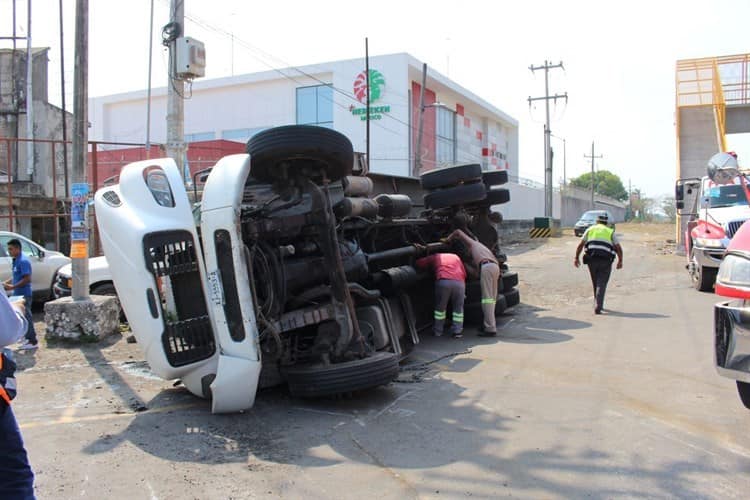 Vuelca pipa de agua al chocar con un tractocamión sobre la carretera Veracruz - Xalapa