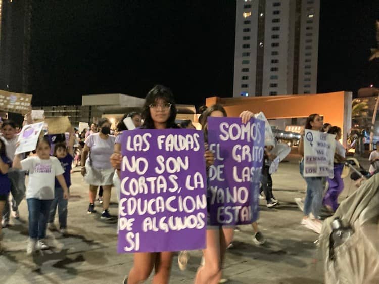 Mujeres y la Colectiva Brujas del Mar marchan en el 8M en Boca del Río(+Video)