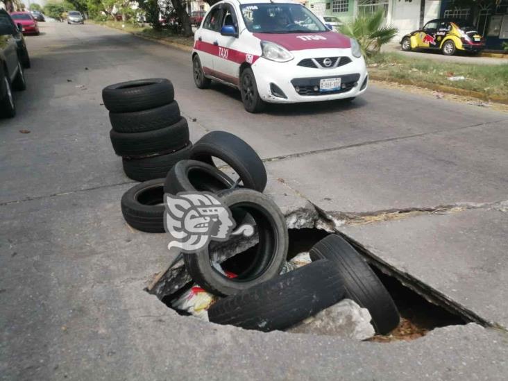 Con llantas, cubetas y ramas, alertan por calles en mal estado en Coatzacoalcos