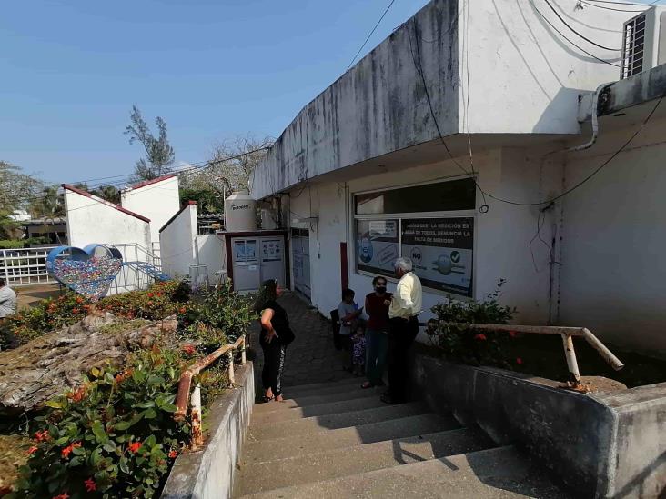 Trabajos de CFE dejan sin luz a dependencias en Coatzacoalcos