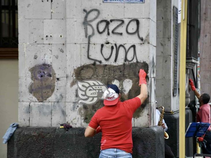 Inicia limpieza de paredes en el palacio de gobierno en Xalapa; quitan pintas del 8M