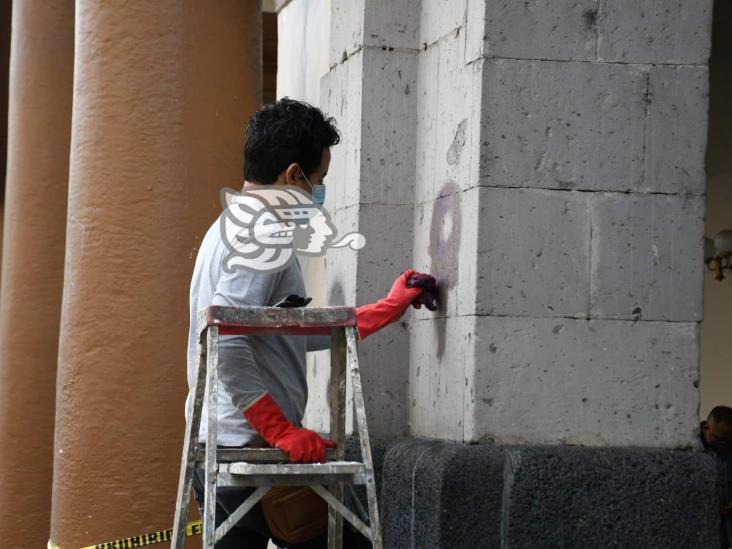 Inicia limpieza de paredes en el palacio de gobierno en Xalapa; quitan pintas del 8M