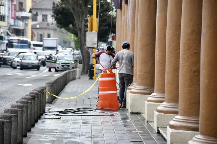 Inicia limpieza de paredes en el palacio de gobierno en Xalapa; quitan pintas del 8M