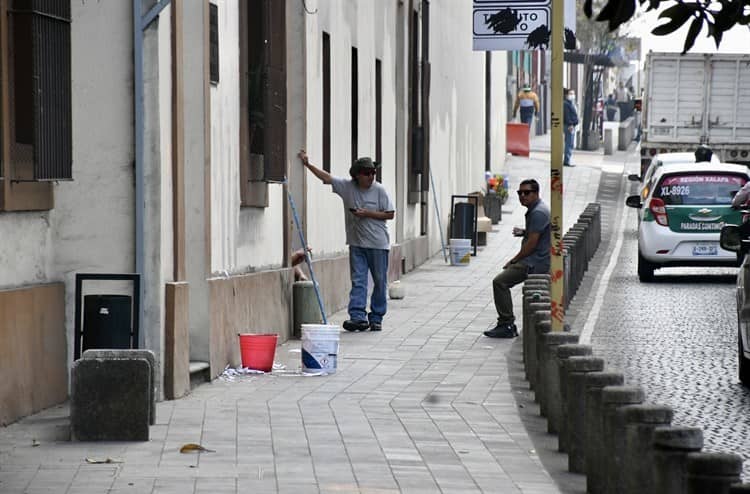 Quitan pintas del 8M en palacio de gobierno en Xalapa