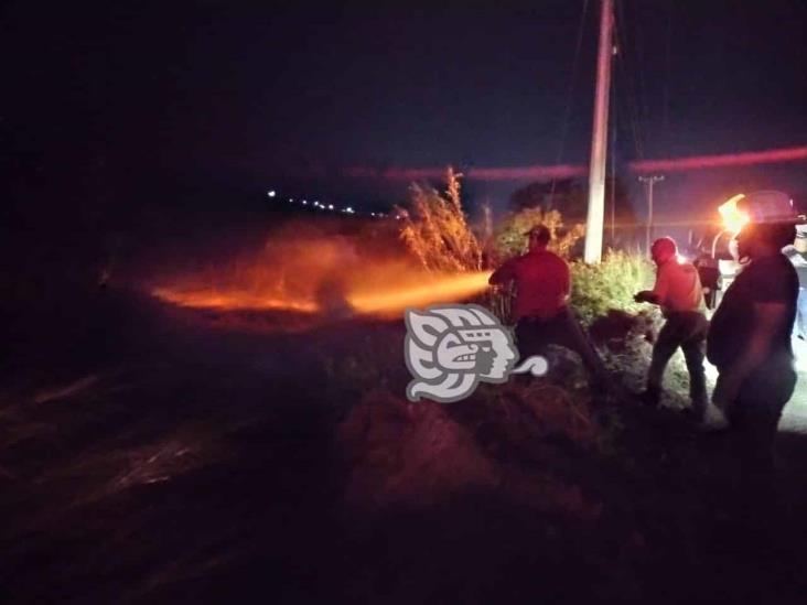 Combaten bomberos incendio de pastizal en Acultzingo