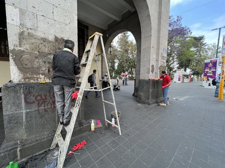 Quitan pintas del 8M en palacio de gobierno en Xalapa