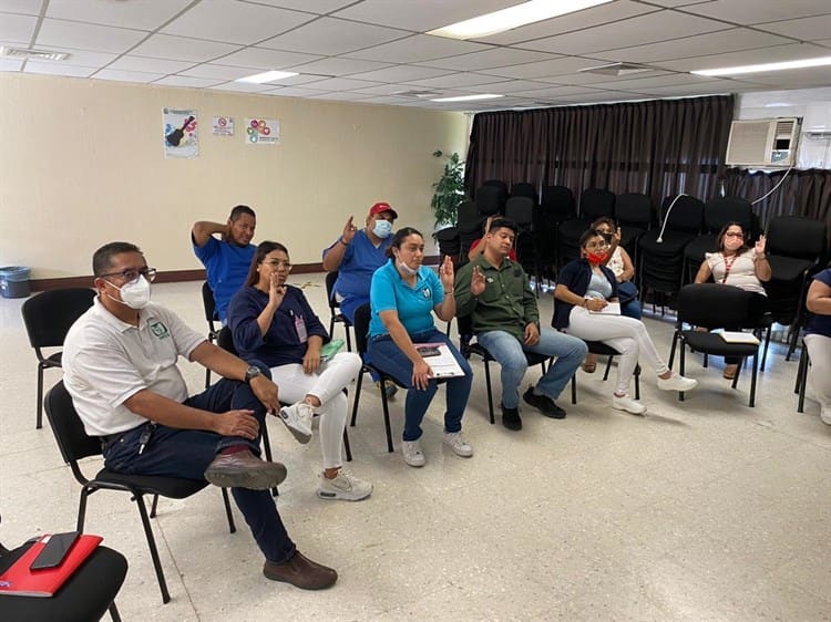 Imparte IMSS Coatzacoalcos curso de lengua de señas
