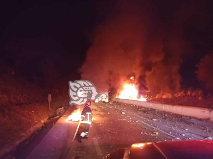 Mega accidente en la Córdoba-Veracruz; explotan 3 tractocamiones y una camionera (+Video)