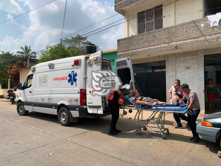 Ama de casa sufre caída desde segundo piso en Acayucan
