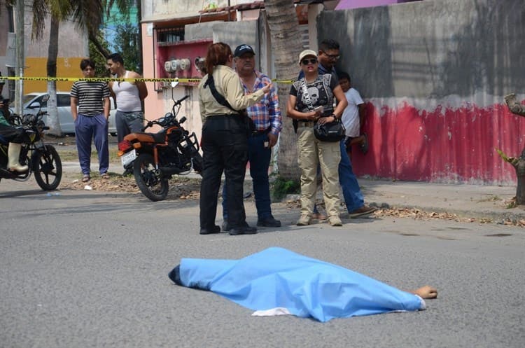 Muere marino atropellado tras riña con camioneros en Chivería (en vivo)