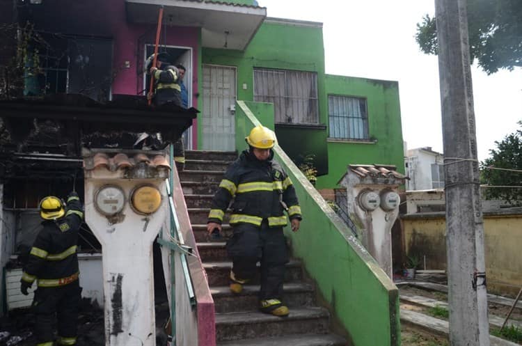 Vecinos controlan incendio de departamento en zona norte de Veracruz