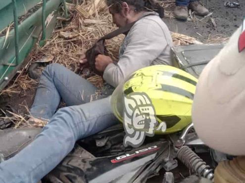 ¡Por un pelo! Motociclista se salva de morir aplastado por una tolva en la Córdoba-Veracruz