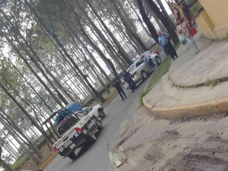 Choca patrulla de SSP contra particular en calles de Xalapa