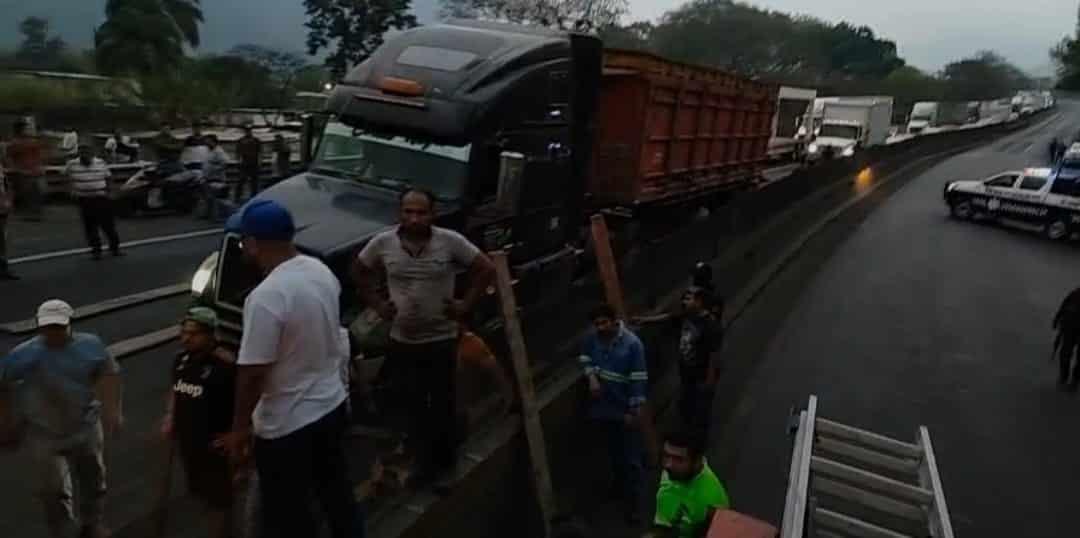 Choque y volcadura en la Puebla-Córdoba; 4 heridos (+Video)