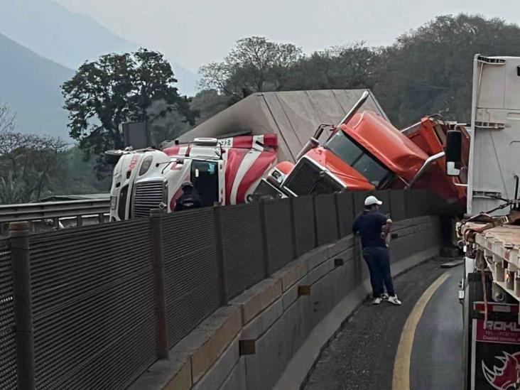 Choque y volcadura en la Puebla-Córdoba; 4 heridos (+Video)