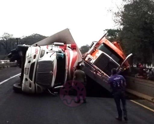 Choque y volcadura en la Puebla-Córdoba; 4 heridos (+Video)